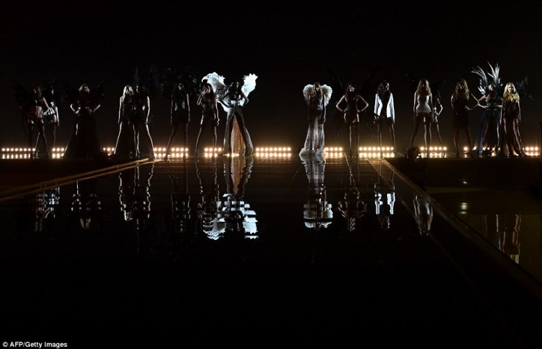 Victoria's_Secret_Fashion_Show_2014-Gabi_May