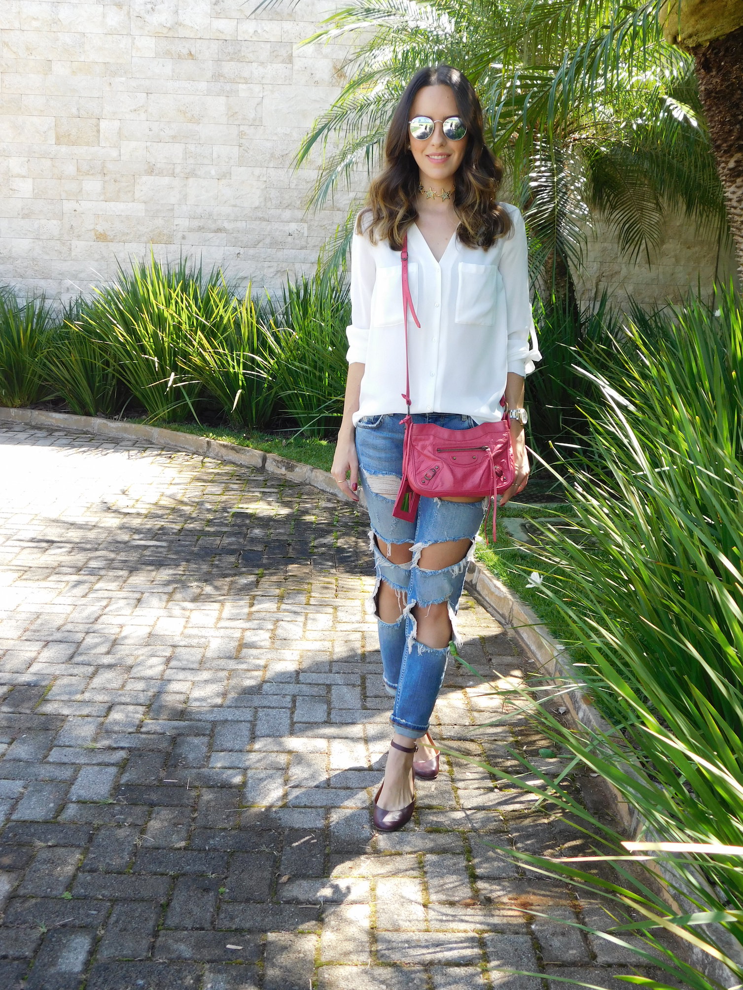 Look Gabi May Calça Jeans Rasgada e Camisa Branca