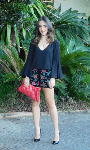 Look Gabi May Short de Veludo Bordado