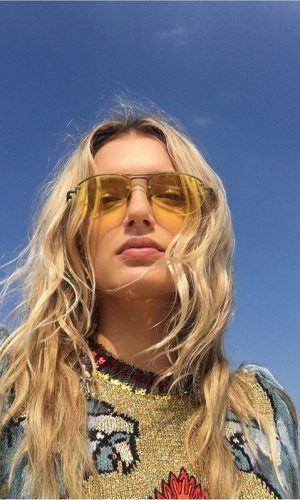 óculos com lente amarela, tendência, moda, estilo, tinted sunglasses, yellow lens, fashion, style, trend