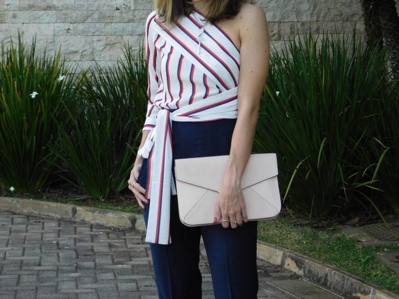blusa listrada de um ombro só, moda, estilo, tendência, inspiração, look do dia, Gabi May, one-shoulder striped top, fashion, style, inspiration, trend, ootd