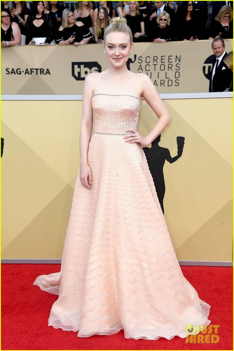 sag awards 2018, premiação, celebridades, moda, estilo, looks, vestido longo, tapete vermelho, award season, red carpet, celebrities, fashion, style, gown, dakota fanning