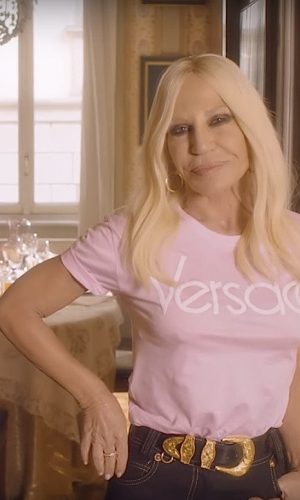 camiseta versace, logo, logomania, moda, estilo, tendência, looks, versace tshirt, fashion, style, trend, outfits, donatella versace