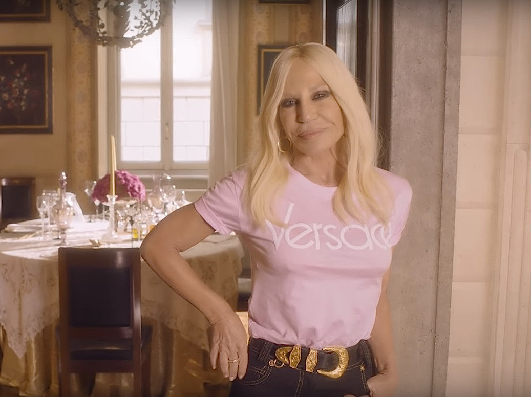 camiseta versace, logo, logomania, moda, estilo, tendência, looks, versace tshirt, fashion, style, trend, outfits, donatella versace