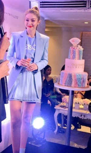 camiseta versace, logo, logomania, moda, estilo, tendência, looks, versace tshirt, fashion, style, trend, outfits, gigi hadid