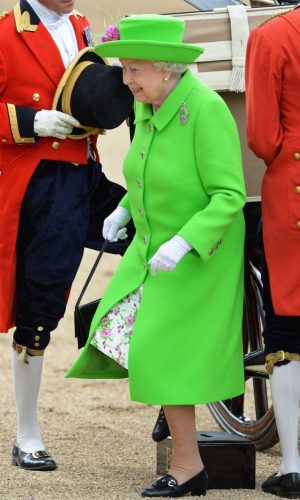 looks neon, moda, estilo, tendência, street style, neon outfit, fashion, style, inspiration, trend, rainha elizabeth II, queen elizabeth II