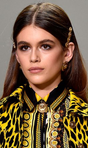 acessórios de cabelo, grampo, tic tac, presilha, beleza, cabelo, penteado, tendência, beauty, hairstyle, hairdo, hair clip, bobby pin, trend, hair accessories, kaia gerber, versace