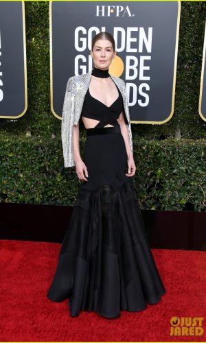 golden globes 2019, golden globes, awards season, red carpet, fashion, look, gown, tapete vermelho, premiação, moda, look, vestido longo, hollywood, rosamund pike