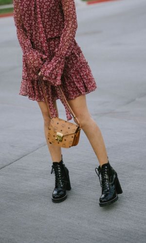 vestido e bota, combinação contrastante, look, tendência, look inverno, look outono, moda, estilo, fashion, style, trend, dress with boots, aimee song