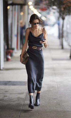 vestido e bota, combinação contrastante, look, tendência, look inverno, look outono, moda, estilo, fashion, style, trend, dress with boots, alessandra ambrósio