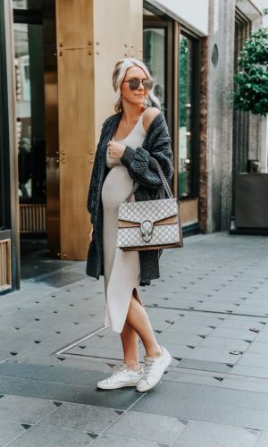 gravidez, mulher com vestido midi bege e tênis