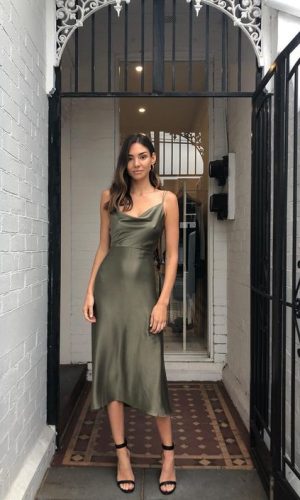 vestido com decote drapeado, tendência