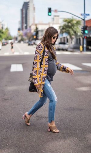 maternity style, paola alberdi with denim and tshirt