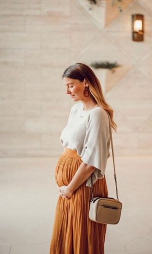 gravidez, look com saia plissada