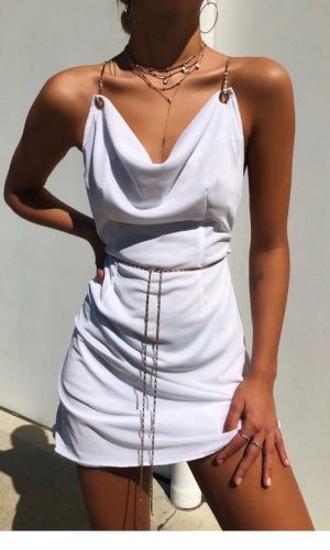 vestido com decote drapeado, tendência