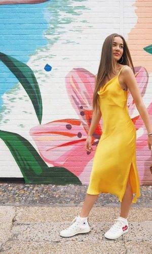 vestido com decote drapeado, tendência