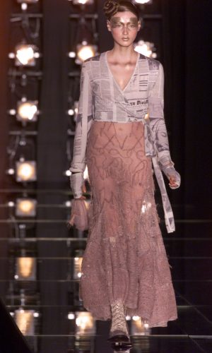 christian dior fall 2000 newspaper print, estampa de jornal