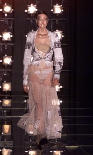 christian dior fall 2000 newspaper print, estampa de jornal
