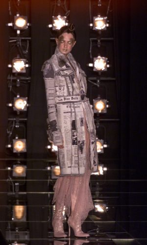 christian dior fall 2000 newspaper print, estampa de jornal