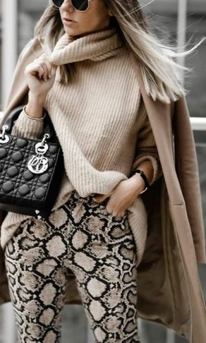 como usar uma calça com estampa de cobra, tendência, moda, how to wear snakeskin pants