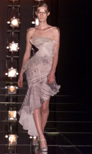 christian dior fall 2000 newspaper print, estampa de jornal
