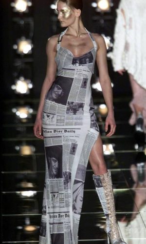 christian dior fall 2000 newspaper print, estampa de jornal