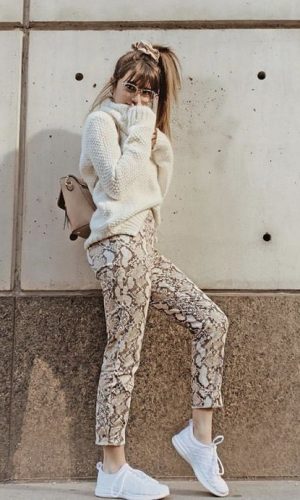 como usar uma calça com estampa de cobra, tendência, moda, how to wear snakeskin pants