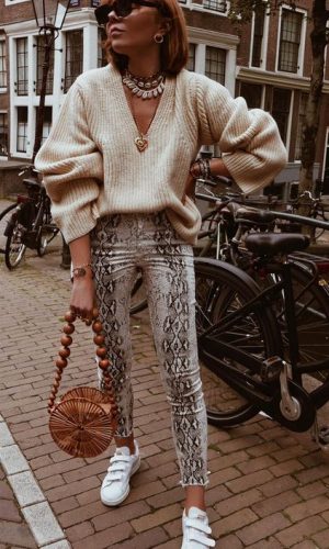como usar uma calça com estampa de cobra, tendência, moda, how to wear snakeskin pants