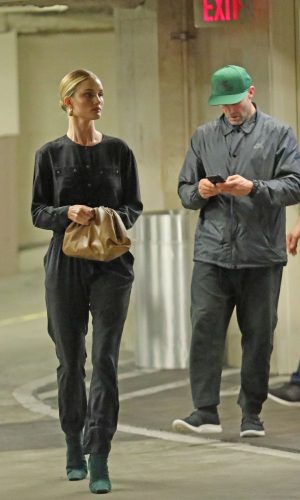 clutch oversized, the pouch, bottega veneta, trend, it bag, tendência, oversized clutch, rosie huntington-whiteley