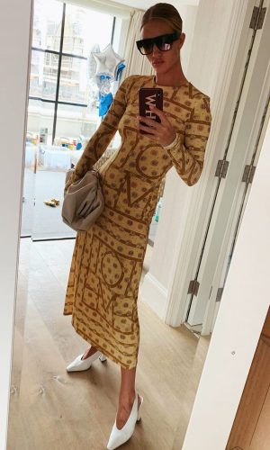 clutch oversized, the pouch, bottega veneta, trend, it bag, tendência, oversized clutch, rosie huntington-whiteley