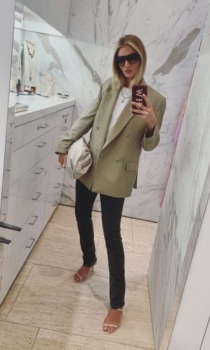 clutch oversized, the pouch, bottega veneta, trend, it bag, tendência, oversized clutch, rosie huntington-whiteley