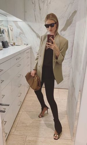 clutch oversized, the pouch, bottega veneta, trend, it bag, tendência, oversized clutch, rosie huntington-whiteley