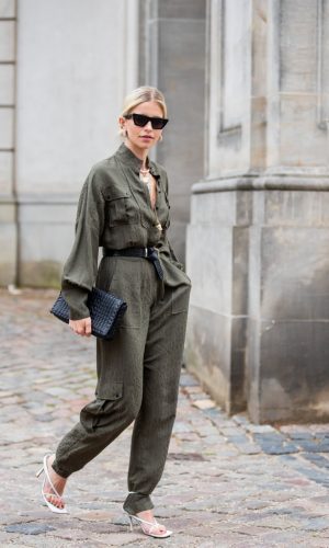 sandália amarrada por cima da calça, lace-up heels around the pants