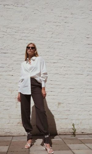 sandália amarrada por cima da calça, lace-up heels around the pants