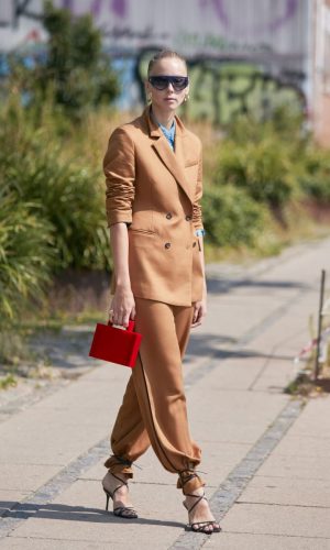 sandália amarrada por cima da calça, lace-up heels around the pants