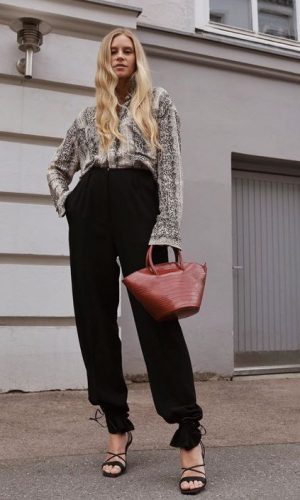 sandália amarrada por cima da calça, lace-up heels around the pants