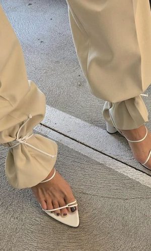 sandália amarrada por cima da calça, lace-up heels around the pants