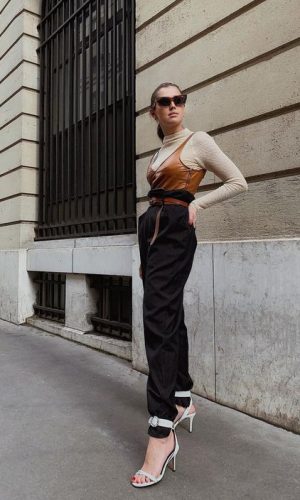 sandália amarrada por cima da calça, lace-up heels around the pants