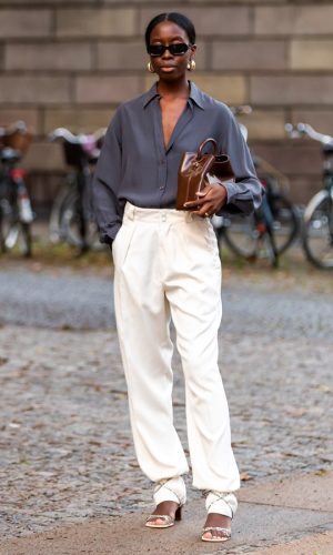 sandália amarrada por cima da calça, lace-up heels around the pants