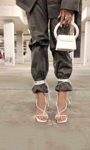 sandália amarrada por cima da calça, lace-up heels around the pants