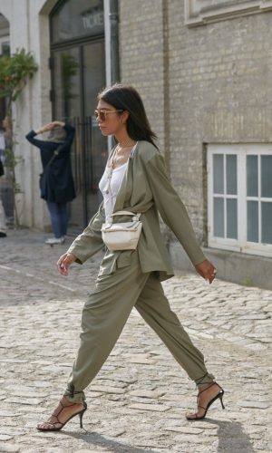 sandália amarrada por cima da calça, lace-up heels around the pants