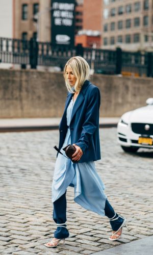 sandália amarrada por cima da calça, lace-up heels around the pants