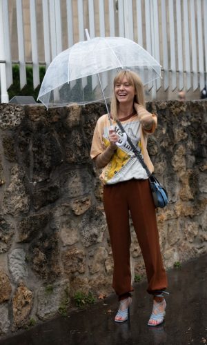 sandália amarrada por cima da calça, lace-up heels around the pants