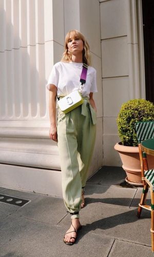 sandália amarrada por cima da calça, lace-up heels around the pants